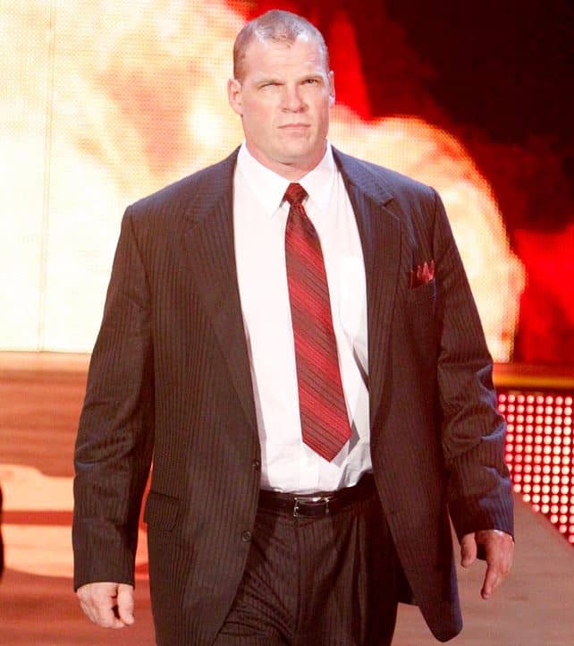 Kane turned heel and aligned himself with the villainous Authority. He gave Stephanie McMahon his mask and wore a suit and tie, wrestling in dress bottoms and shoes.