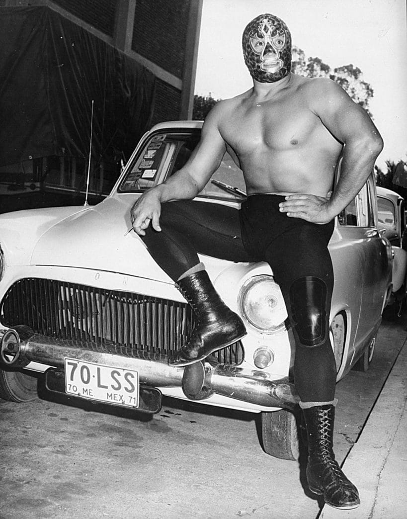 Mil Máscaras became a superstar outside the squared circle and continued the tradition of 